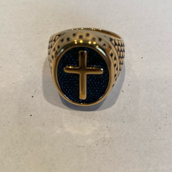 NIP Men’s Goldtone Cross Ring - Picture 1 of 7